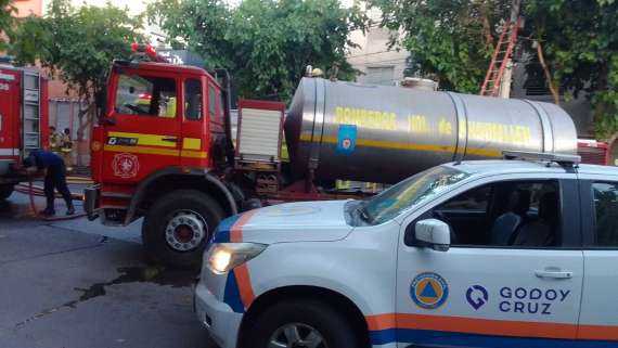 Daños totales tras incendio en lubricentro en Godoy Cruz