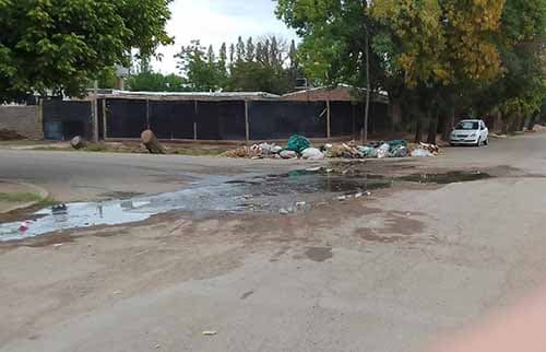 Una mujer envió una carta del lector para referirse a la situación ambiental en el barrio Cuadro Estación 3 de Perdriel, hacia el sur de Luján de Cuyo, debido al desborde de las cloacas.