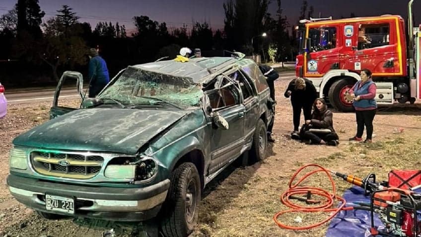 Volcó su camioneta en el Acceso Sur y Aráoz.