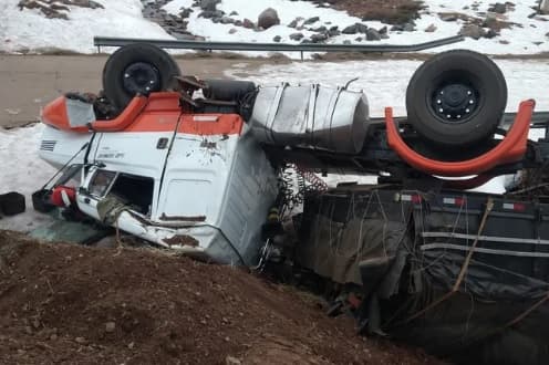 Volcó un camionero en Alta Montaña en ruta 7