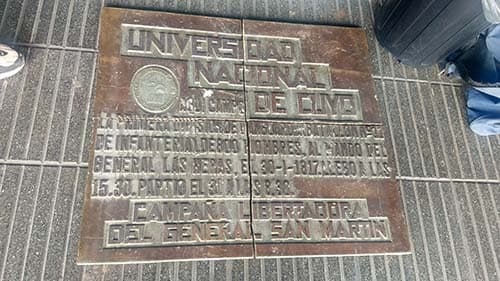 Vendían una placa de bronce de valor histórico .