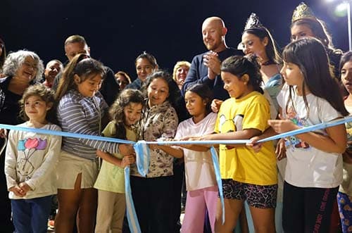 Perdriel luce la refacción de la plaza URVISER.
