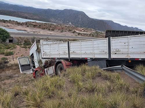 Un camión perdió un eje del semi y volcó.
