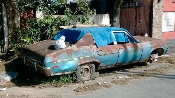 Multarán los vehículos abandonados en Luján.