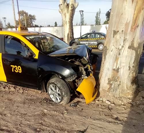 Un taxi impactó contra un árbol en Luján
