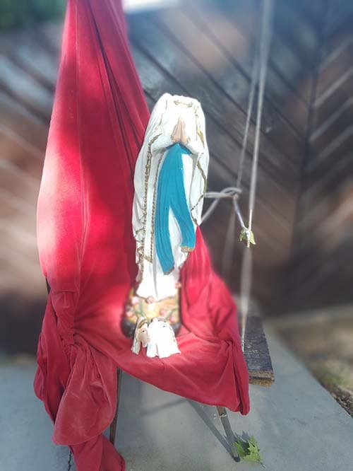 Conmoción en calle Terrada por la virgen rota tras los vientos