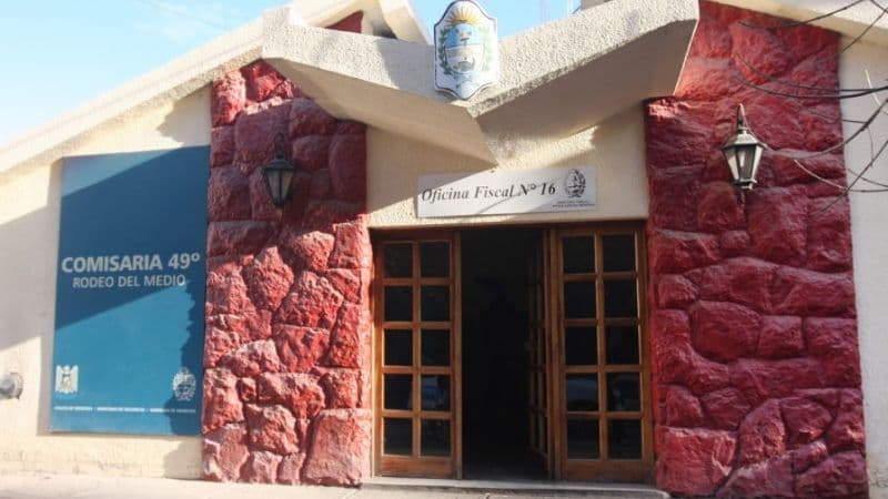 Lo atraparon por abusar y embarazar a su hijastra