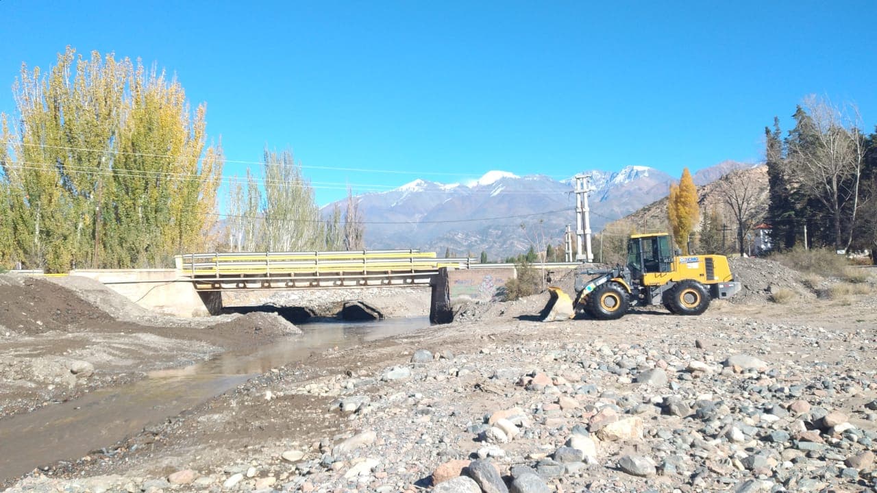 Iniciaron tareas de desembanque del río Blanco en Potrerillos