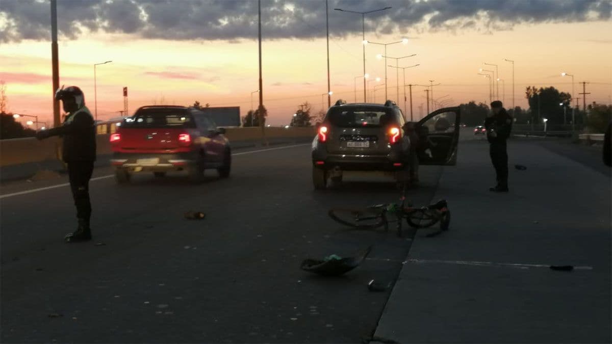 Un ciclista fue atropellado en el Acceso Sur