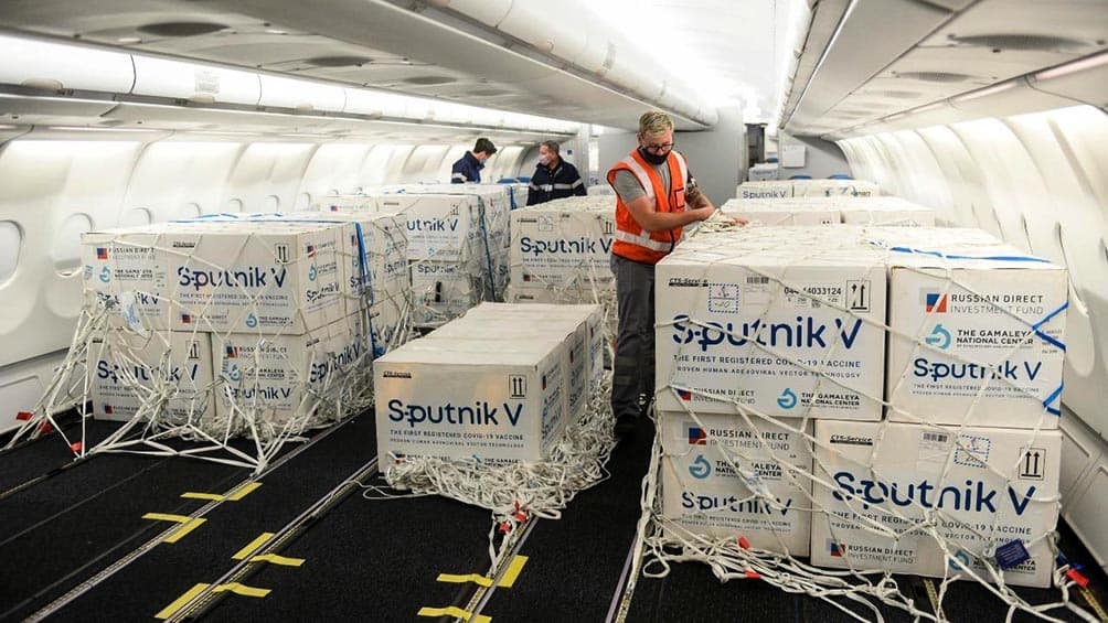Arriban vacunas de EEEUU y Rusia