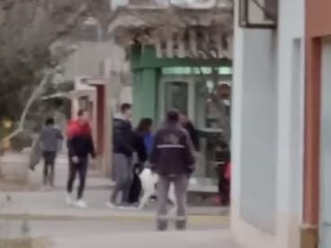 La city de Luján atiende con persianas a la mitad