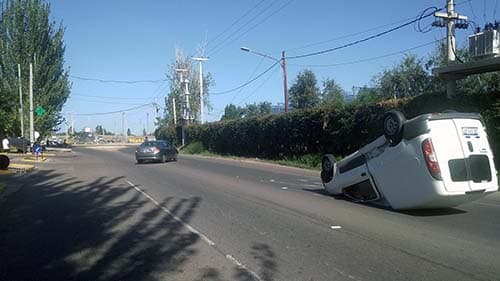 Accidente con vuelco y dos lesionados en calle Aráoz