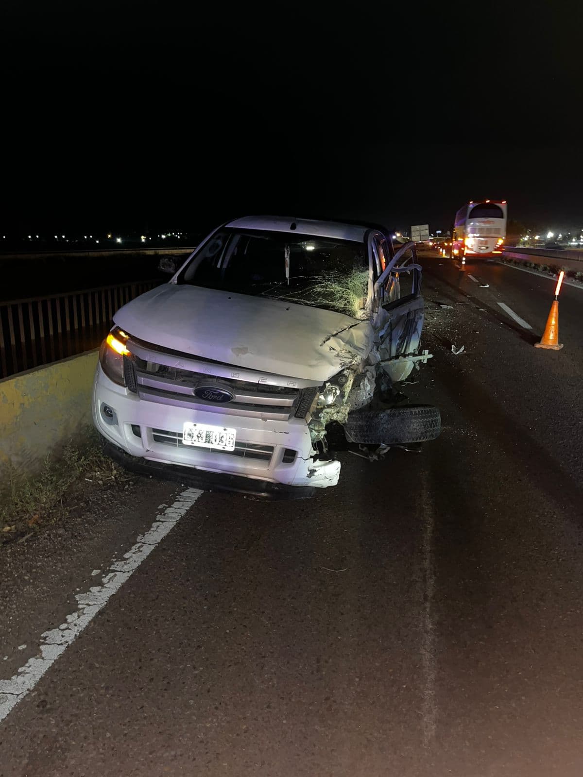 Iba en zigzag, chocó contra un camión y se fugó