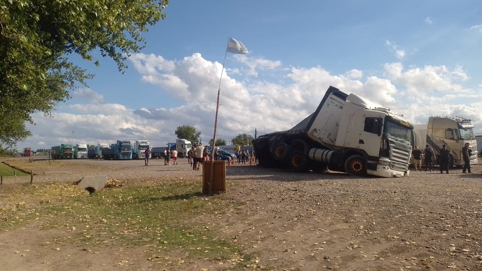 Impactante vuelco de camiones y camioneta en el Acceso Sur