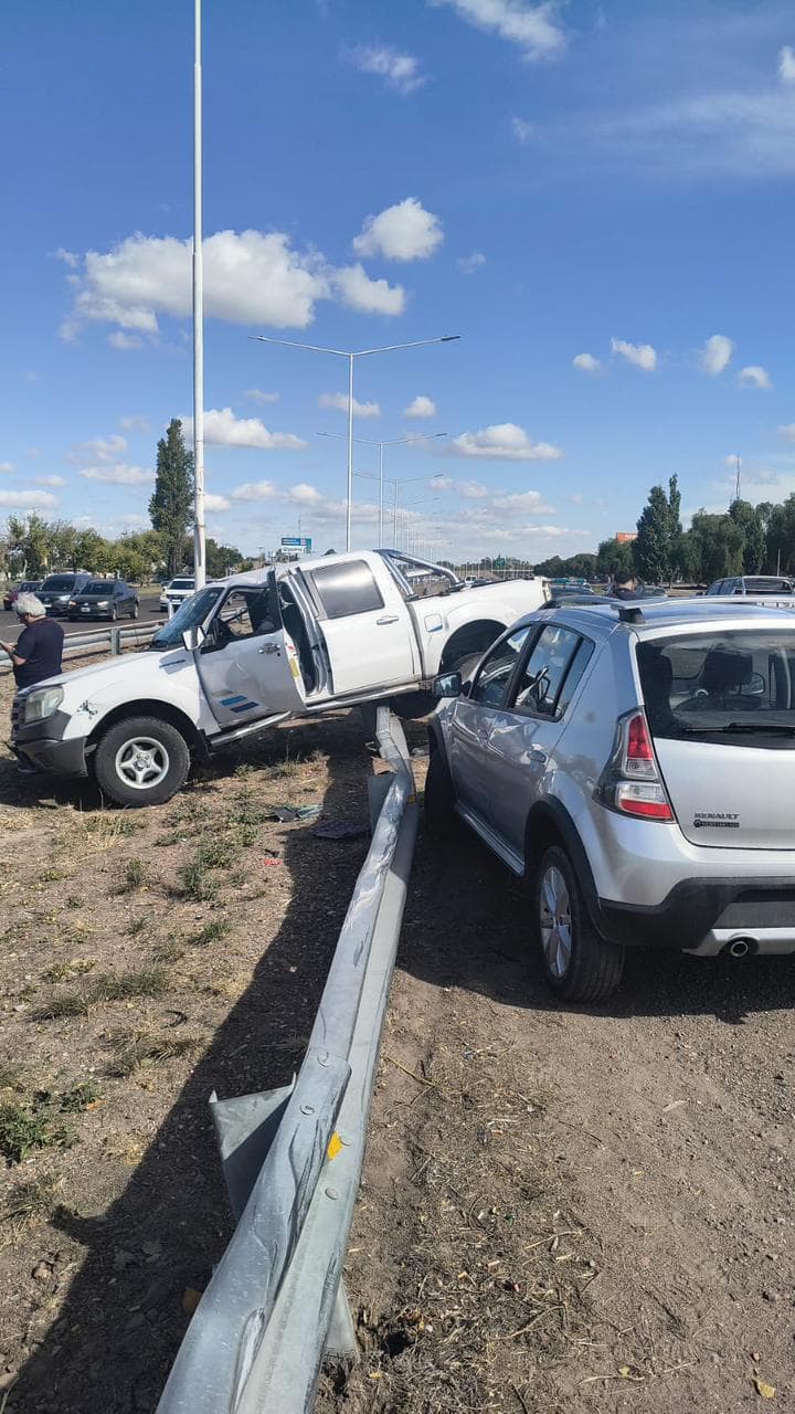 Acceso Sur: camioneta terminó entre los carriles tras chocar