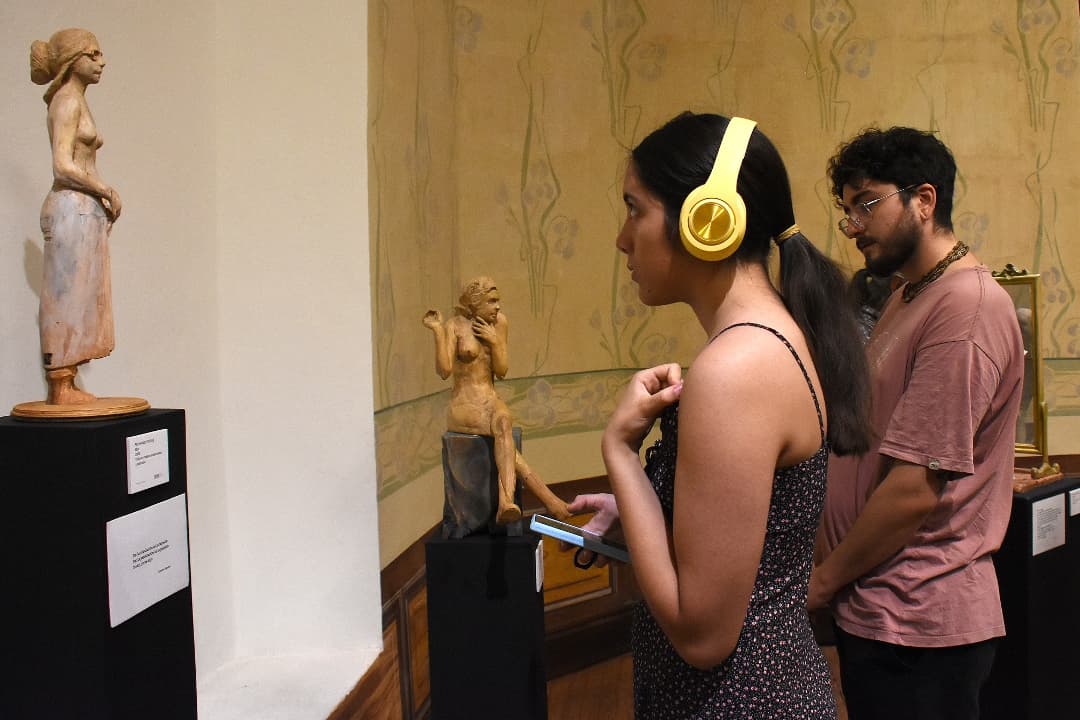 Fernando Rosas realiza una talla en vivo en el Museo Fader