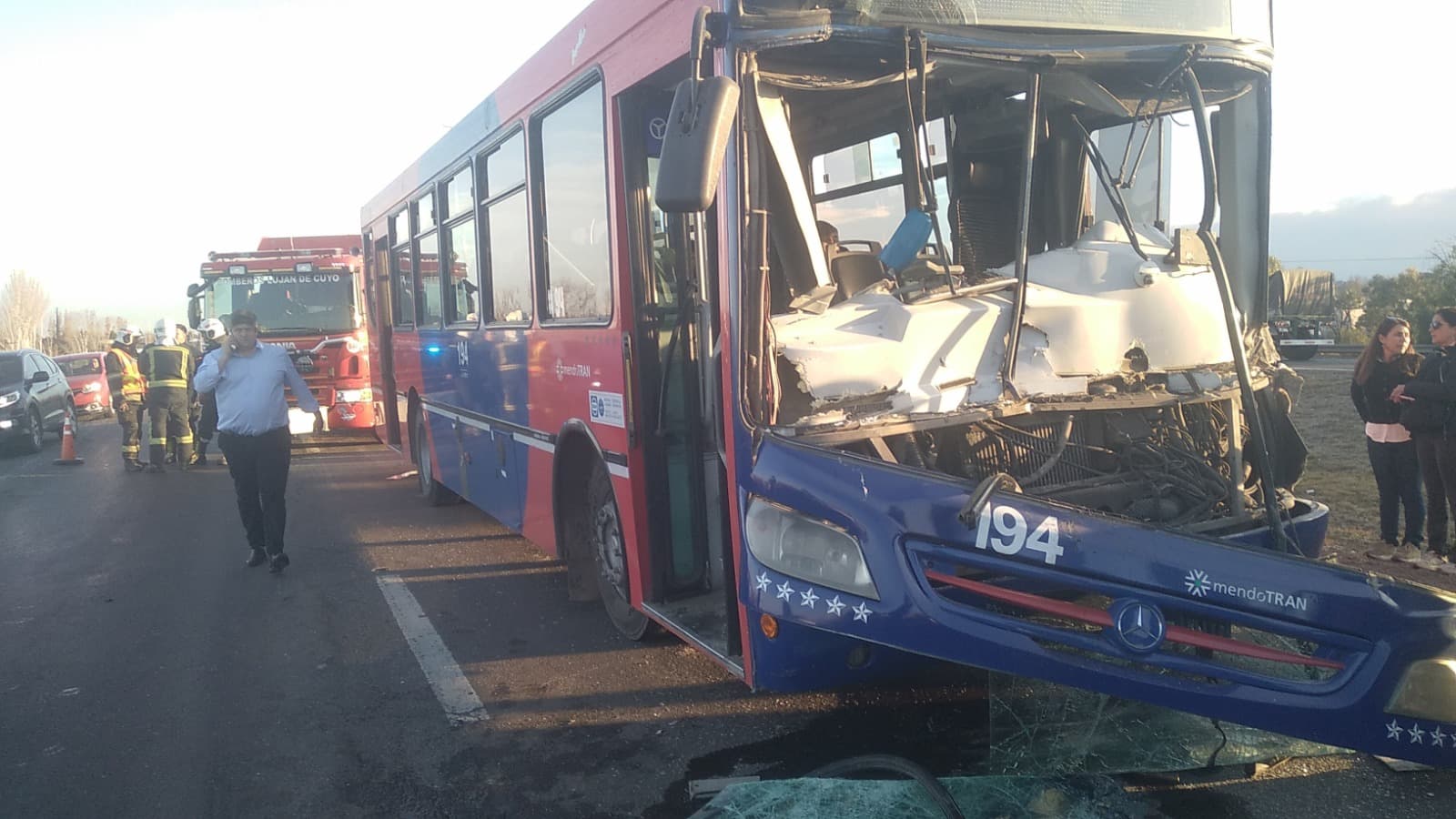 Varios heridos en un choque entre un colectivo y un camión en Carrodilla