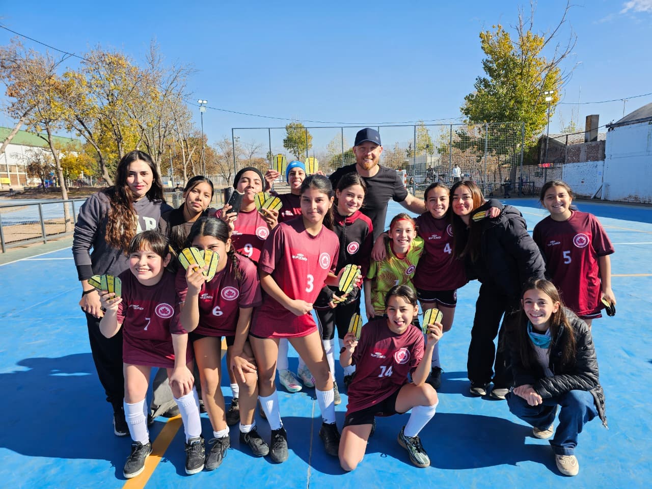 Entregaron canilleras a niños y niñas de Luján